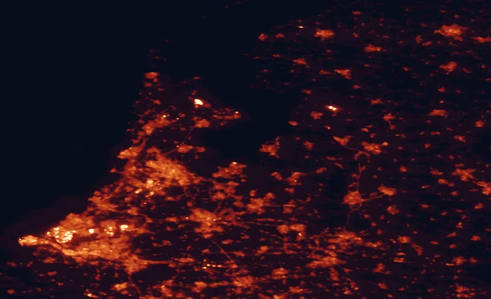 Satellite night-light map of the 100 km around Nieuw Land National Park, with Amsterdam, Rotterdam and Utrecht marked