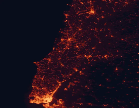 Satellite night-light map of the 100 km around Serras de Aire e Candeeiros Natural Park, with Lisbon, Leiria and Monsanto marked