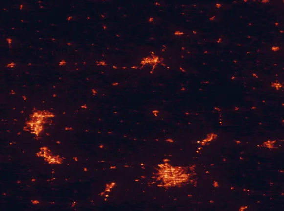 Satellite night-light map of the 100 km around Maquoketa Caves State Park, with Cedar Rapids, Davenport and Dubuque marked