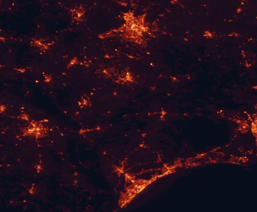 Satellite night-light map of the 100 km around Lumber River State Park, with Fayetteville, Lumberton and Florence marked
